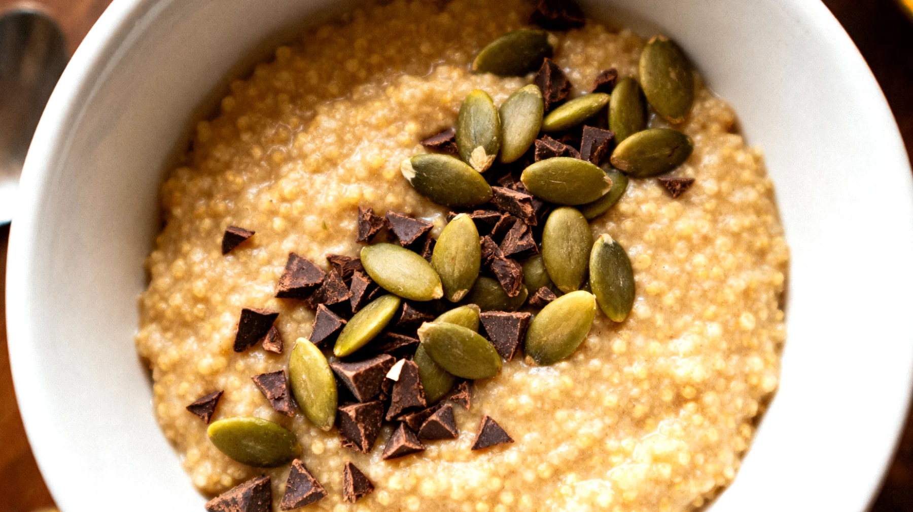 Amaranth-Porridge mit Kürbiskernen und Kakao-Nibs"