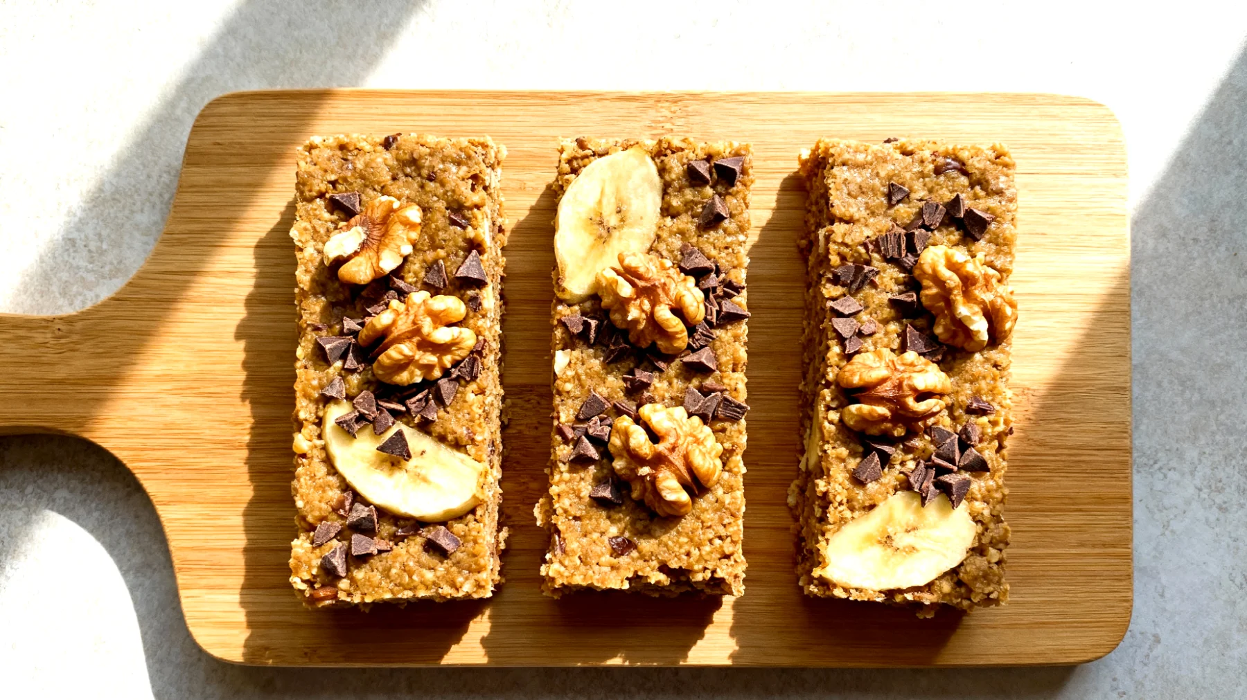 Buchweizen-Bananen-Riegel mit Walnüssen und Kakao-Nibs"