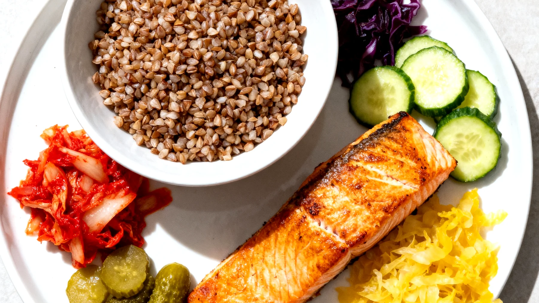 Buchweizen-Lachs-Bowl mit fermentiertem Gemüse"