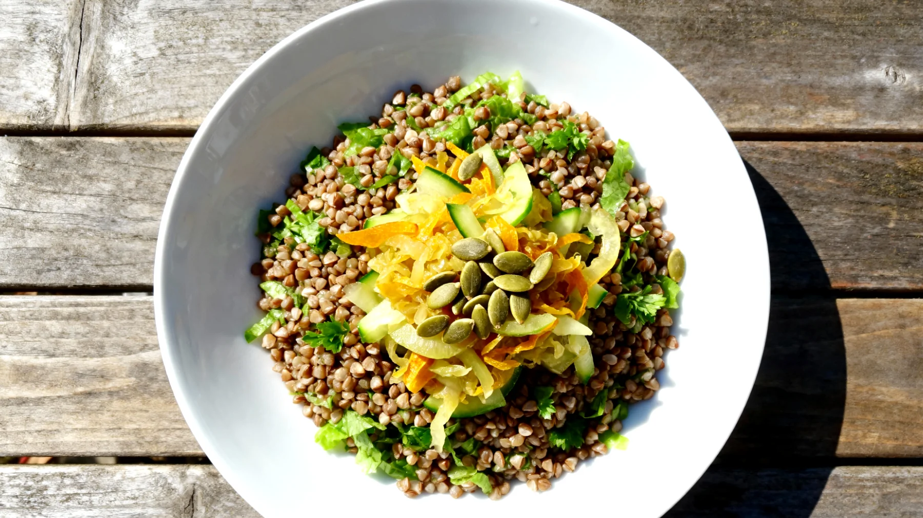 Buchweizen-Linsen-Salat mit fermentiertem Gemüse und Kürbiskernen"