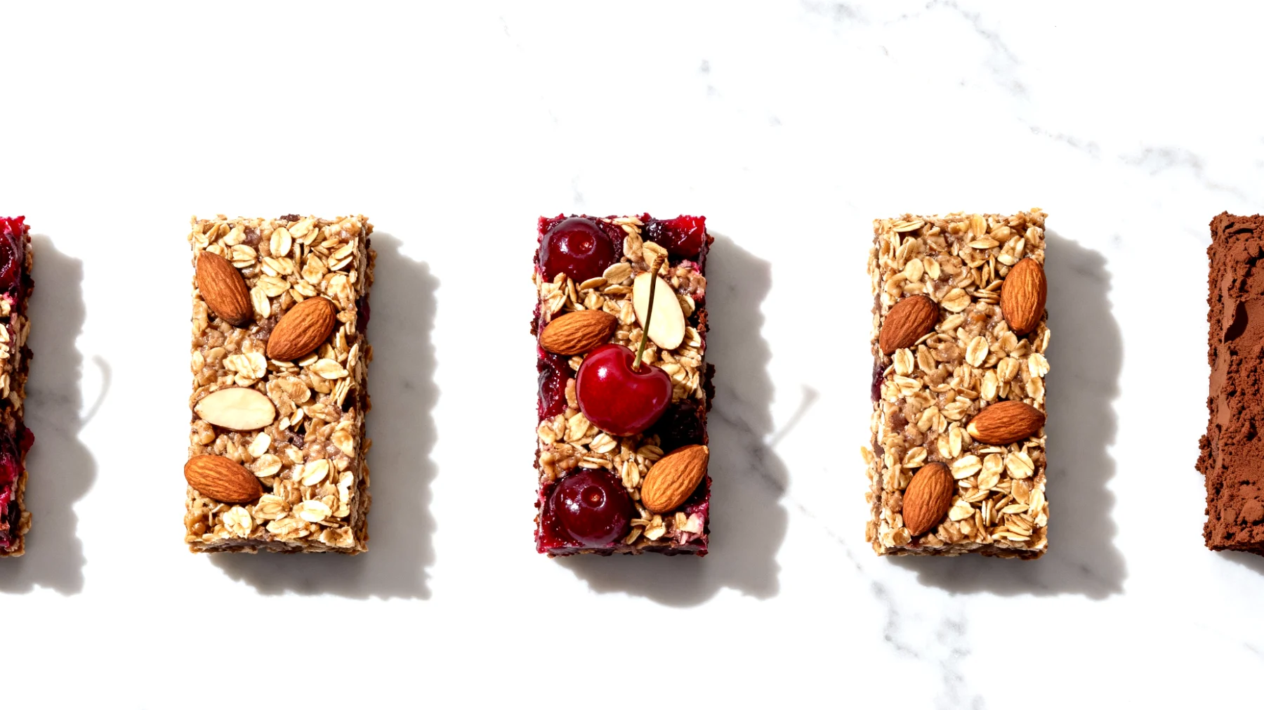 Haferriegel mit Sauerkirschen, Mandeln und Kakao (selbstgemacht oder hochwertig)"