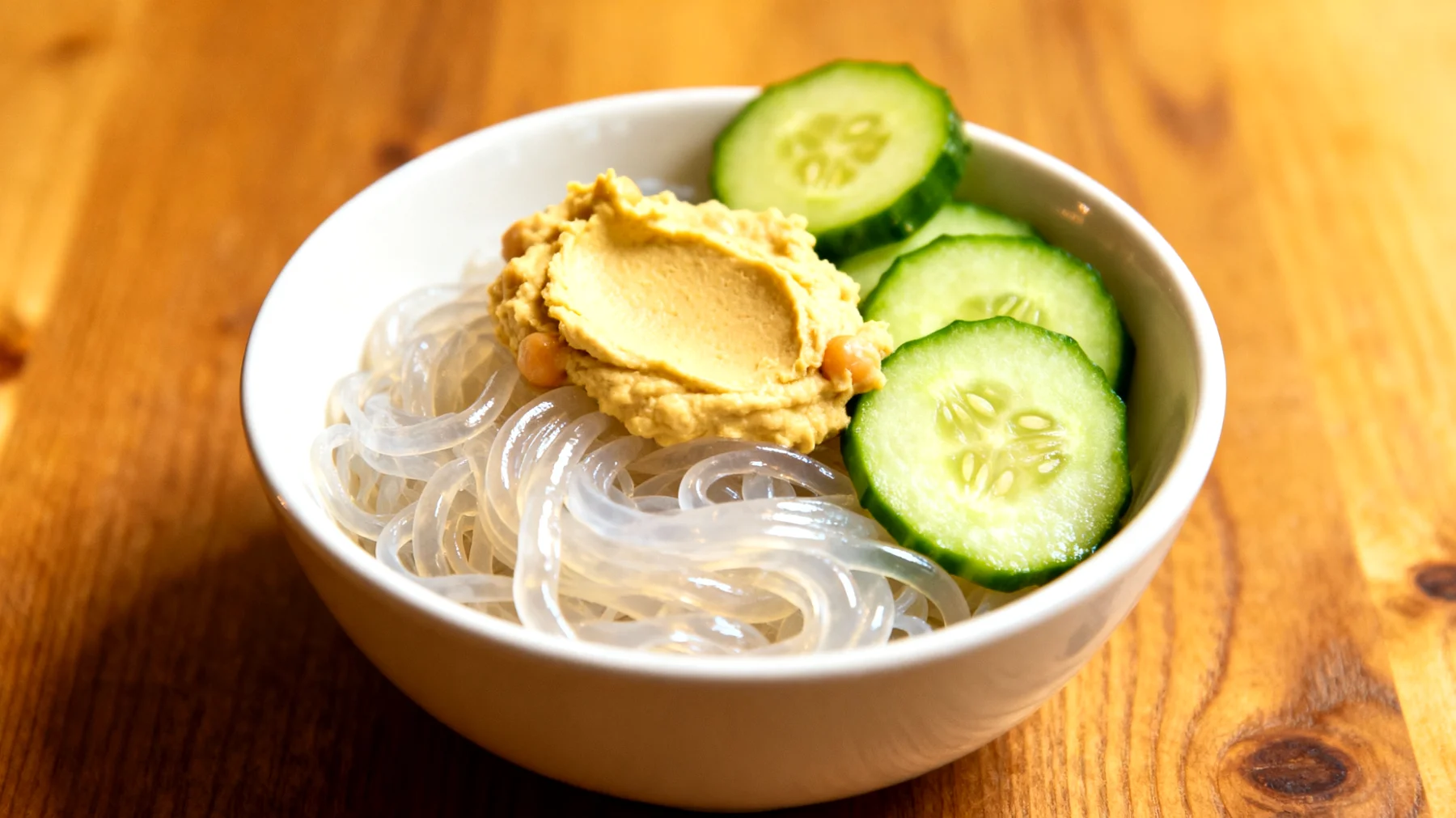 Konjac-Nudeln (Shirataki) mit Kichererbsenmus und Gurke"