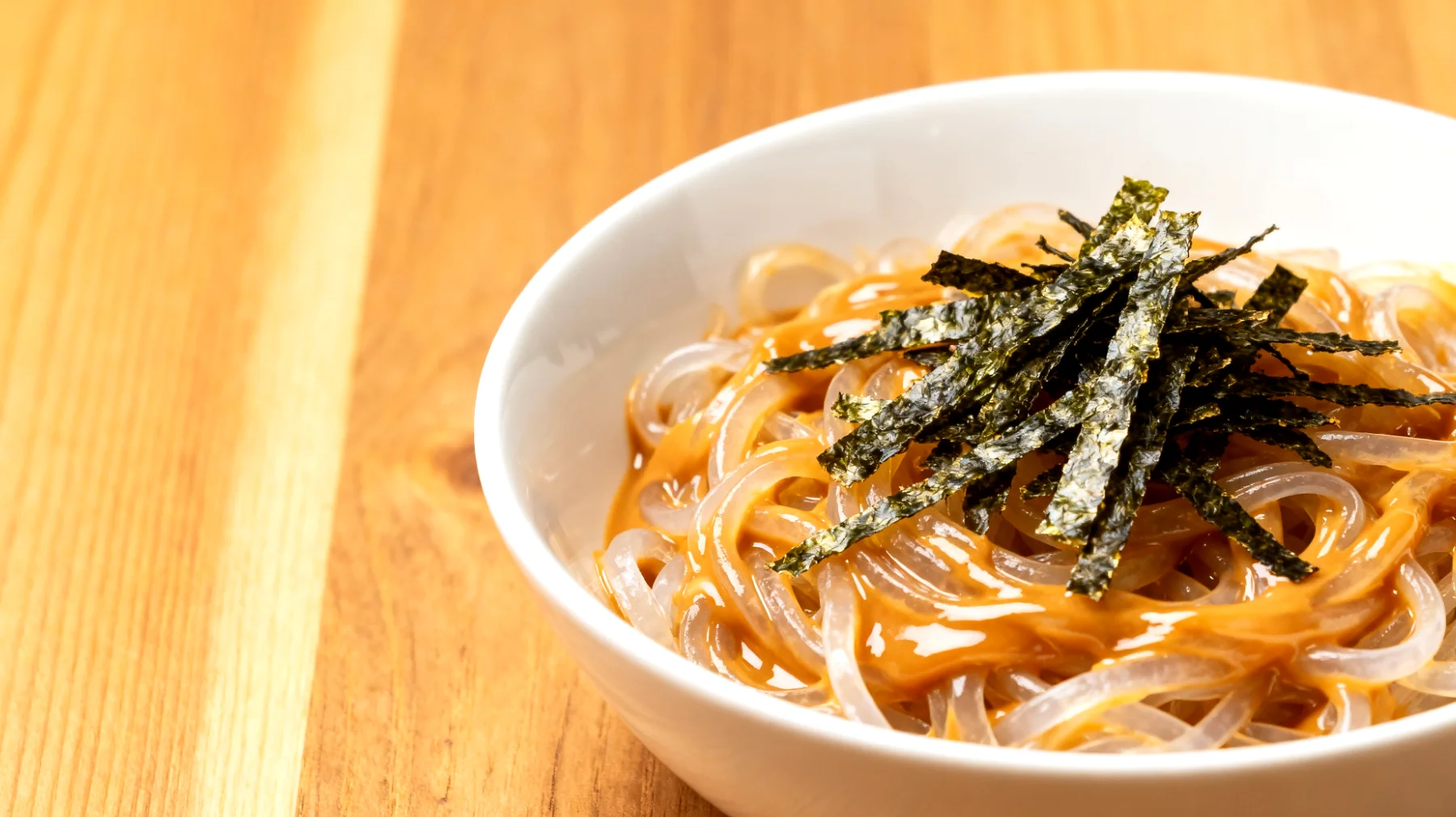Konjac-Nudeln (Shirataki) mit Miso-Paste und gerösteten Nori-Algen"