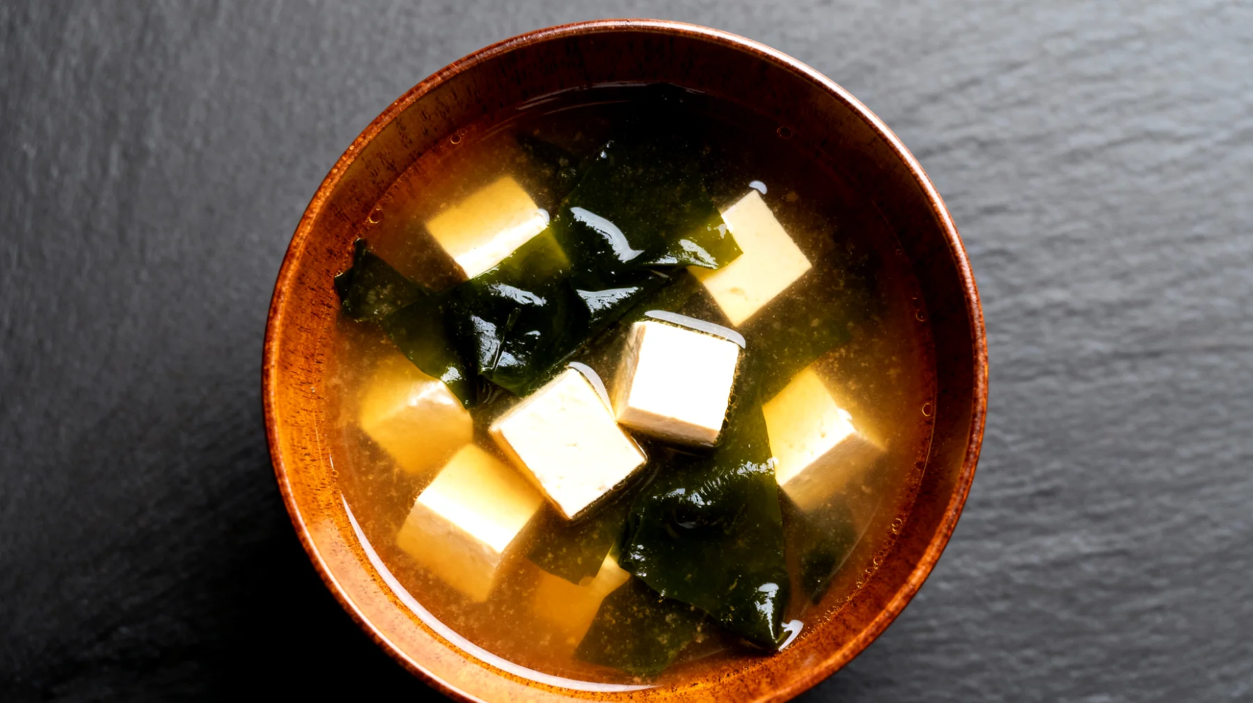 Miso-Suppe mit Wakame-Algen und Seidentofu"