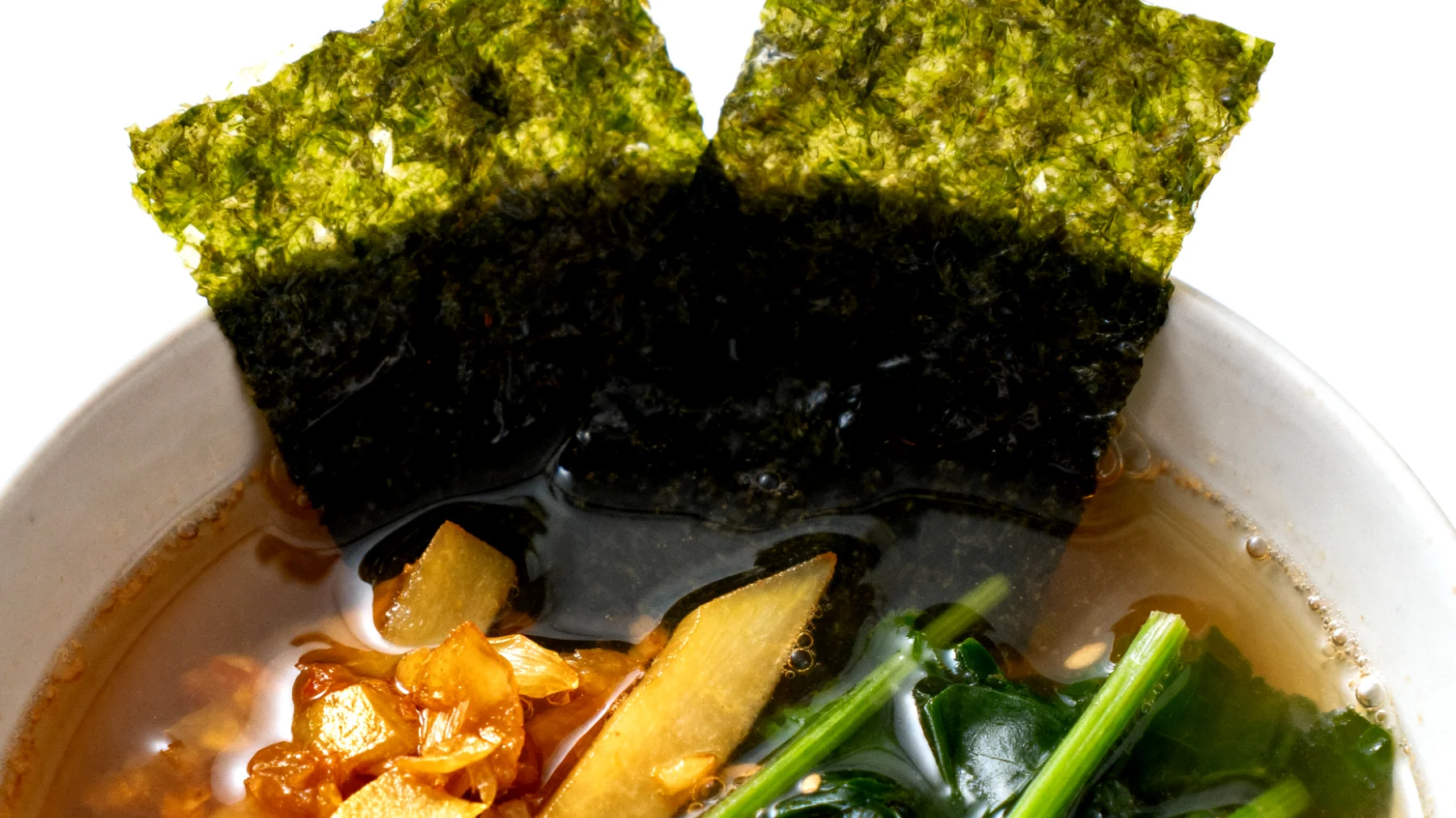 Miso-Suppe mit Wakame-Algen und fermentiertem Gemüse"