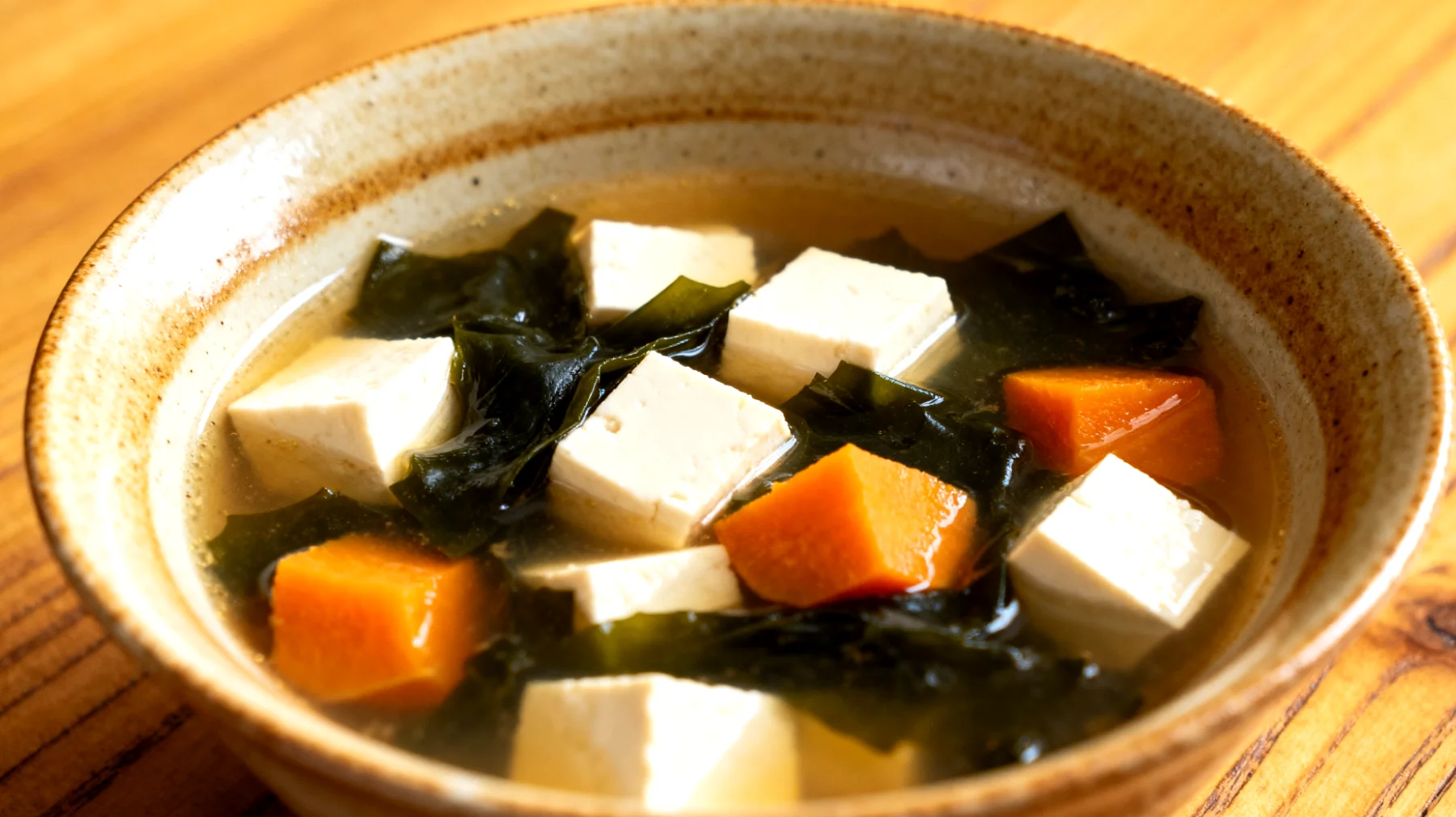 Miso-Suppe mit Wakame-Algen, Tofu und Süßkartoffeln"