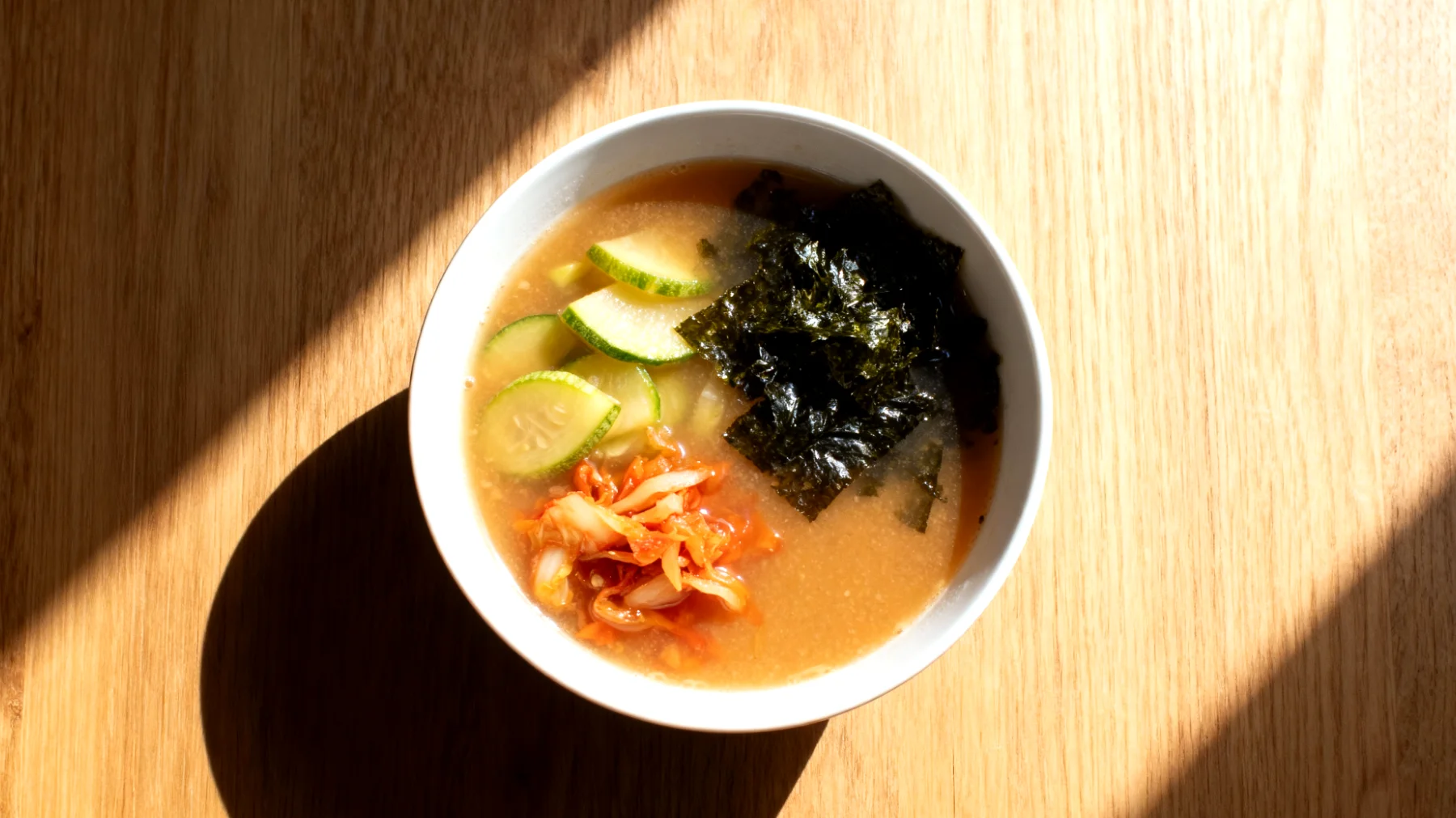 Miso-Suppe mit fermentiertem Gemüse und Seetang"