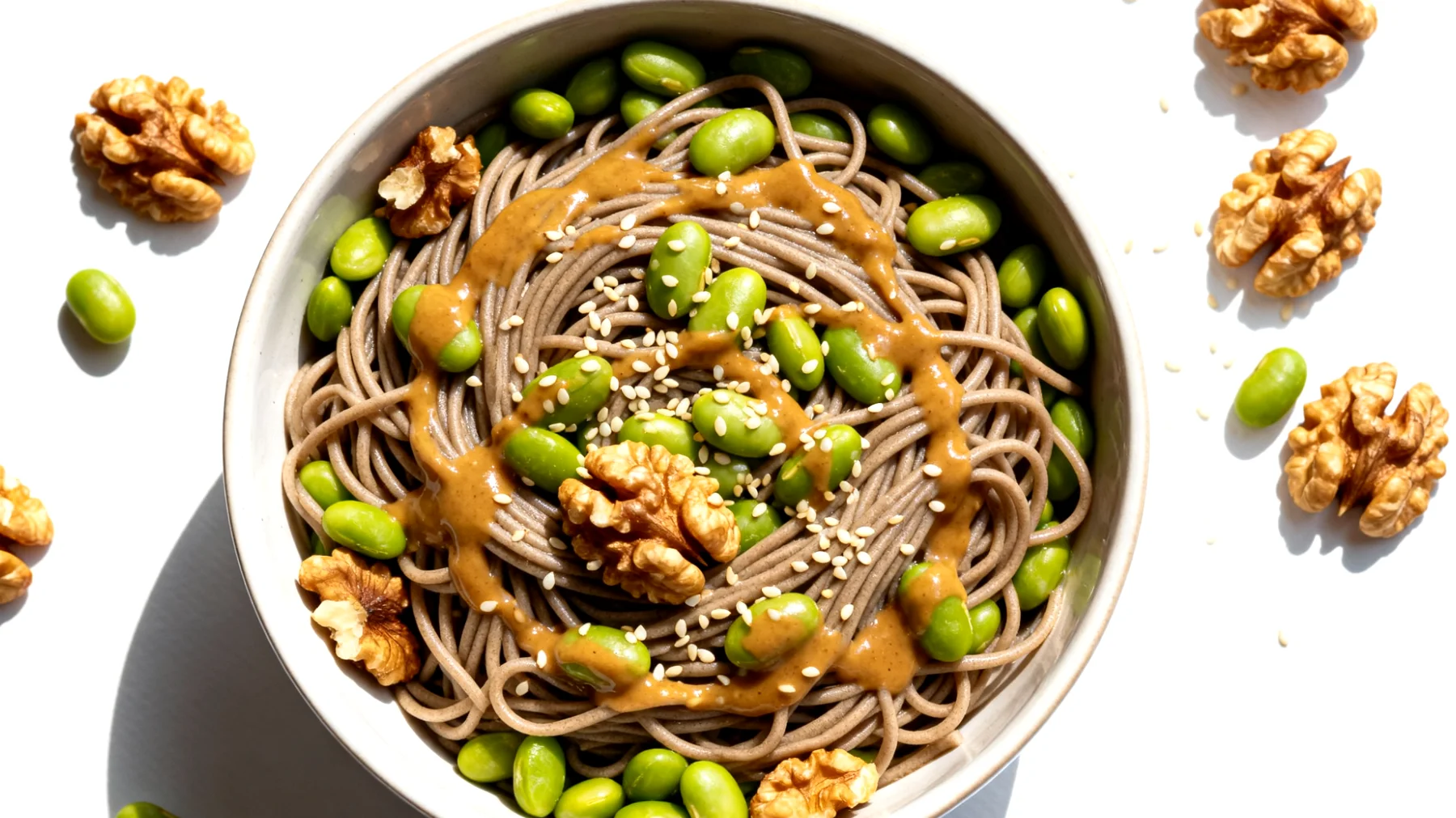 Soba-Nudelsalat mit Walnüssen, Edamame und Sesam-Miso-Dressing"